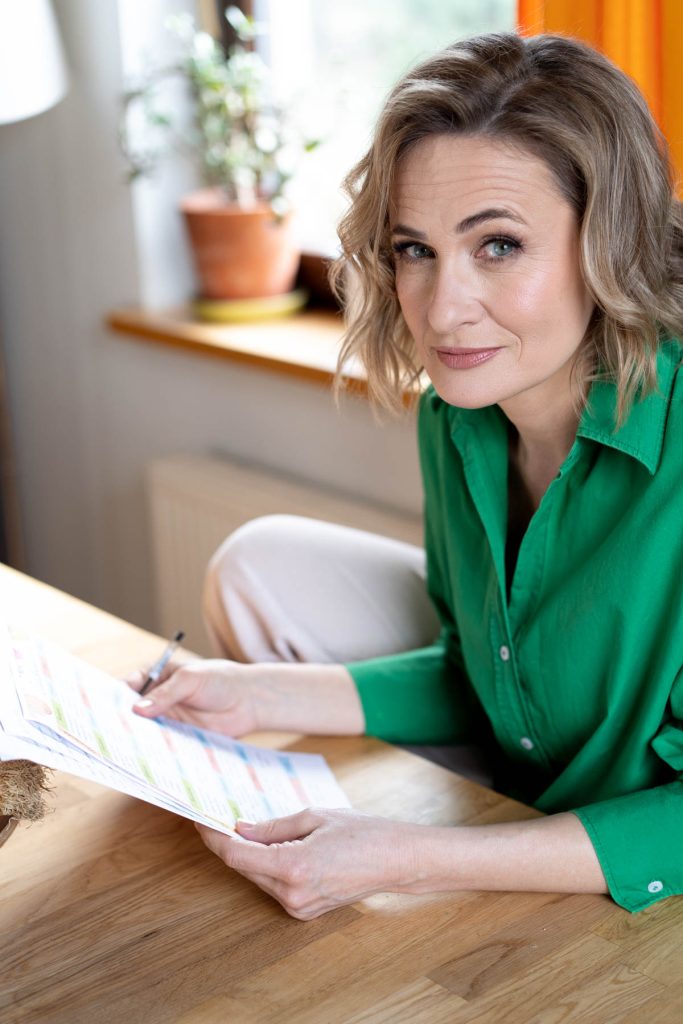 Dietetyk Katarzyna Bychowska-Koczergo przygotowuje indywidualny plan żywieniowy na laptopie.